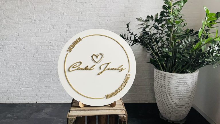 Bedrijfslogo op een bord voor aan de muur voor in bedruifsruimtes