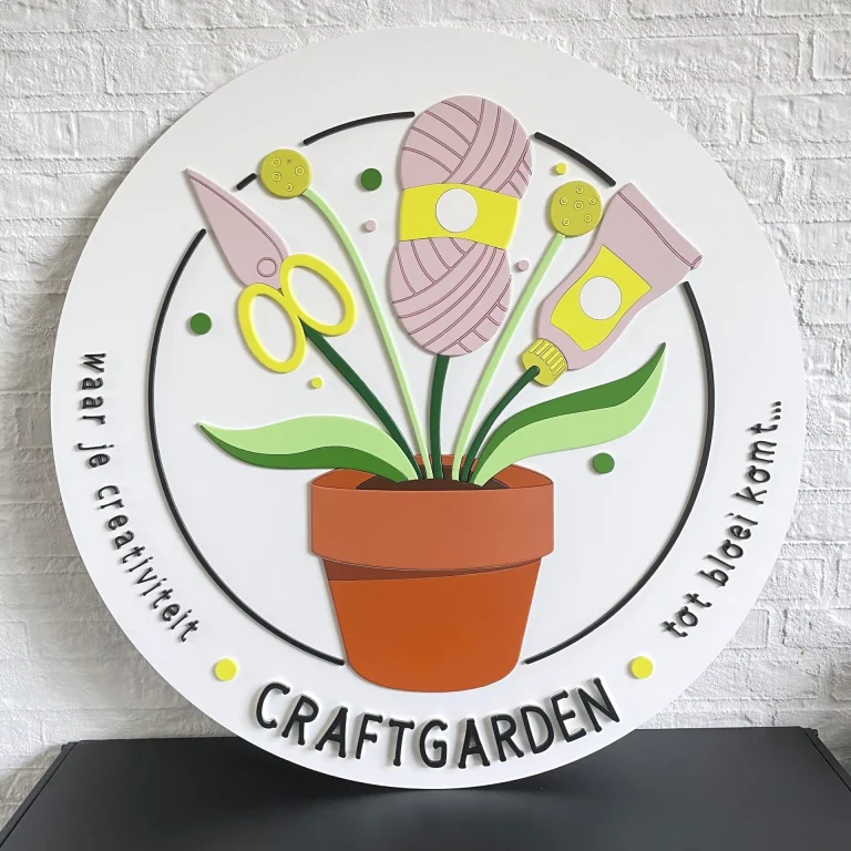 Bedrijfslogo op een bord voor aan de muur voor in bedruifsruimtes