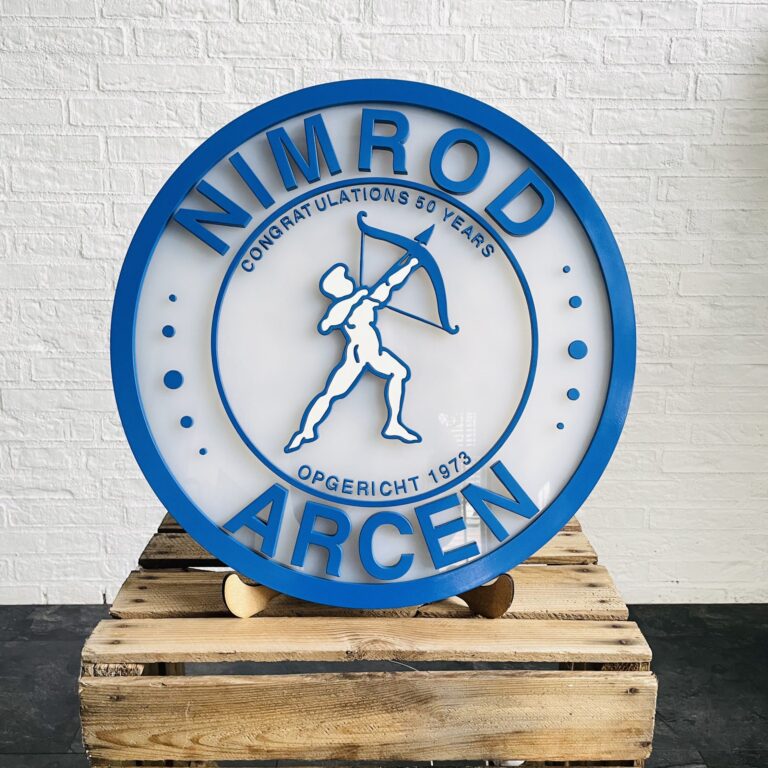 Bedrijfslogo op een bord voor aan de muur voor in bedruifsruimtes